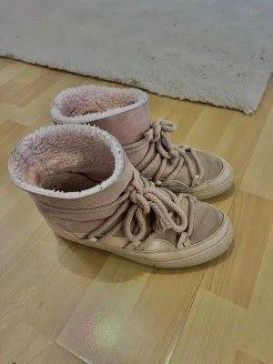 inuikki rosa boots - superfina använda inukkis, fin ljusrosa färg och lite slitna men funkar perfekt 