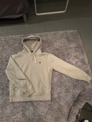 Ralph Lauren hoodie - Säljer den här fina hoodien som är hel och ren! Fint skick 