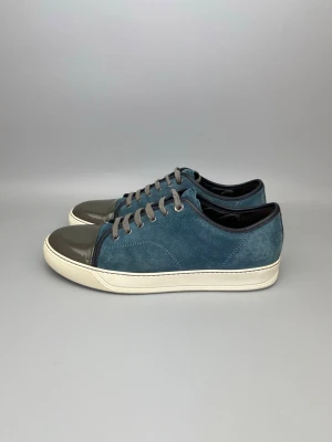 Lanvin DBB1 Patent Cap Toe Blå - • The shoes have been gently used and are in really good condition  • Size: EU43 / UK9 (fits 44)  • Color: Blue  • Retail price: 5000 SEK / 450€  • No accessories 