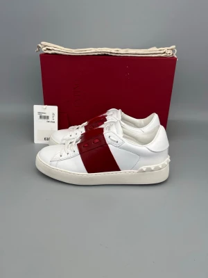 Valentino Open Sneaker Röd - • The shoes have been worn 2–3 times and are in like-new condition  • Size: 36 (fits true to size)  • Color: Red  • Retail price: 7280 SEK / 590€  • Box, dustbag, valentino card & price tag included