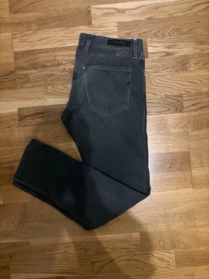 Replay Anbass - Säljer ett par svarta Replay jeans i storlek 34. Modellen har klassisk femficksdesign, raka ben och normal passform. Materialet är mjukt och slitstarkt bomullstyg med lite stretch för extra komfort. Perfekt för dig som gillar stilrena och enkla jeans.