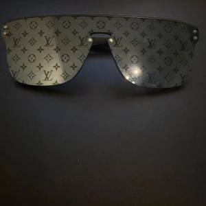 Louis vuitton glasögon  - Bilderna visar ett par svarta solglasögon med Louis Vuitton-monogram. De är i nyskick