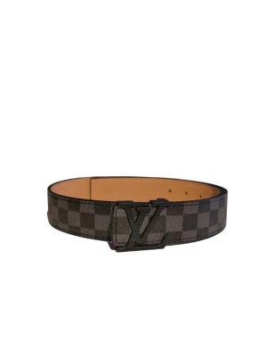 L🅾️uis vuttion bälte  - Säljer nu en riktigt fet bälte, med svart design både loggan och lädret passar perfekt till båda fancy outfit men även lite mer avslappnad 