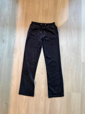 Juicy couture byxor  - Juicy couture byxor i väldigt bra skick i mörkblå. Använda ett fåtal gånger och har inga defekter. Är i storlek 14/15 men skulle säga att dem är som en S. Skriv gärna vid frågor och liknande. 💗