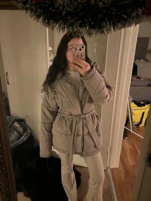Vinterjacka  - Så snygg vinterjacka med dragkedja och knyt, har några fläckar på båda armarna som säkert går att få bort med någon rengöring annars i fint skick💓