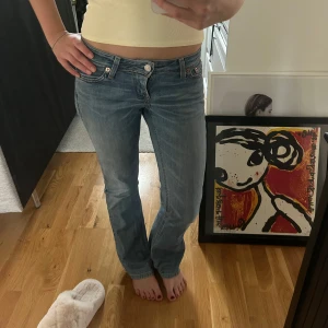 Lågmidjade levis jeans - Super fina Lågmidjade vintage Levis jeans! Jag är 168 o dom går hela vägen ner💗
