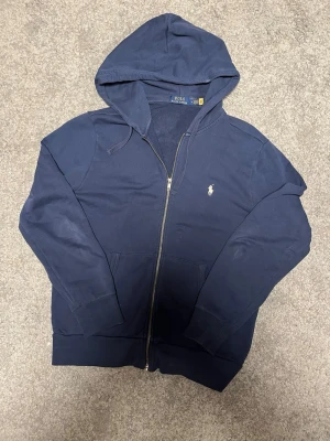 Ralph lauren Loopback Fleece Full-Zip Hoodie - Loopback Fleece Full-Zip Hoodie. Mörkblå/ navy blue. Köpt i Ralph lauren butik. Har prislappen. Skana koden i nacken för info om tröjan.  Ny pris 2450. Har du några frågor är det bara att skriva. 