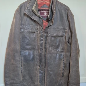 Brun vintage skinnjacka Marlboro Classics XXL - Vintage canvasjacka från Marlboro Classics med navajofoder i storlek XXL.  Använd med normalt slitage för sin ålder. Patina vid kragen och ett litet nagg på innerfickan, syns på bild. I övrigt hel och fräsch, knappar och dragkedjor fungerar som de ska.