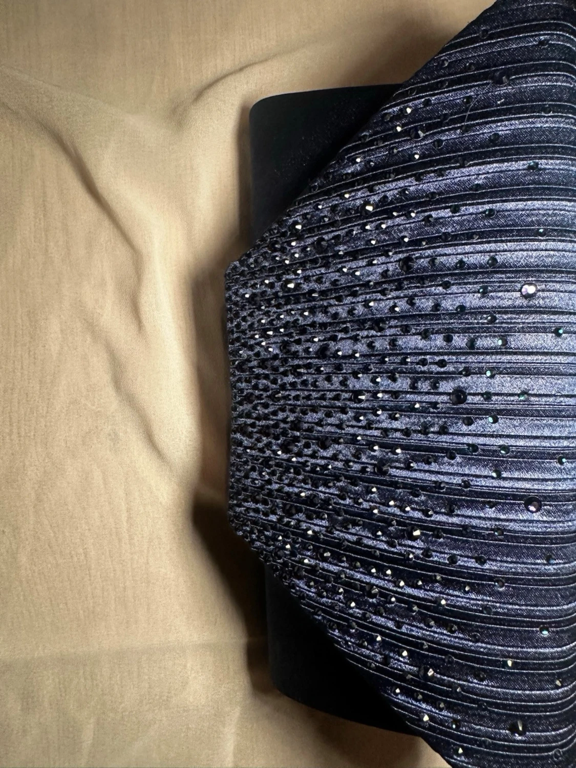 Marinblå kuvertväska med paljettdetaljer - 3