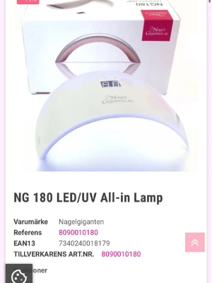 Nagelgiganten LED/UV-lampa NG 180 - Snygg LED/UV-lampa från Nagelgiganten i vit plast med digital display. Perfekt för att härda gel- och shellacklack. Modern design med rundad form och rosa detaljer. Kommer med originalkartong.