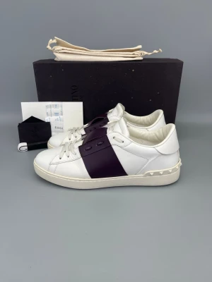 Valentino Open Sneaker Lila - • The shoes have been gently used and are in very good condition  • Size: 42 (fits 42.5–43)  • Color: Purple  • Retail price: 7280 SEK / 590€  • Box, dustbag, new laces, valentino card & receipt included  