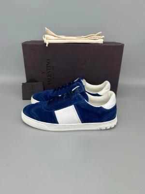 Valentino Open Sneaker Blå - • The shoes have been worn 2–3 times and are in like-new condition  • Size: 42 (fits 42.5–43)  • Color: Navy  • Retail price: ~5000 SEK (no longer in production)  • Box, dustbag & valentino card included