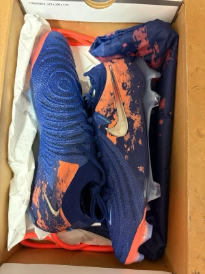 Nike Phantom Elite GX  2 Elite FG Erling Haaland - Säljer ett par Nike fotbollsskor som inte passar mig, helt nya oanvända kommer med original förpackning, priset går absolut att diskuterars! (Ordinarie pris 3,400kr)!