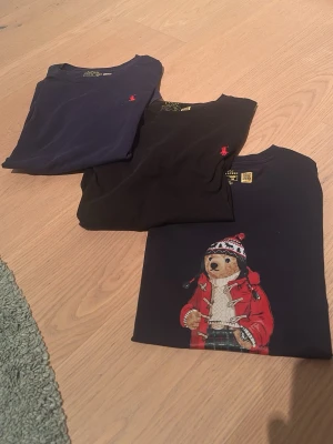  t-shirt Polo Ralph Lauren - Säljer 3 feta t shirts från Ralph lauren!🔥 alla tre i samma storlek ( L 14-16 )😀 | Priser, Svart: 200 |mörkblå: 200| polobear: 250 | alla tre tillsammans: 550!🔥😀