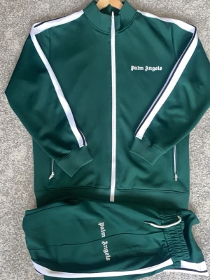 Palm Angels tröja  - Palm Angels tröja finns i Malmö skriv gärna om du har frågor. Jag har knappt använt den och den är jättebra skikt 