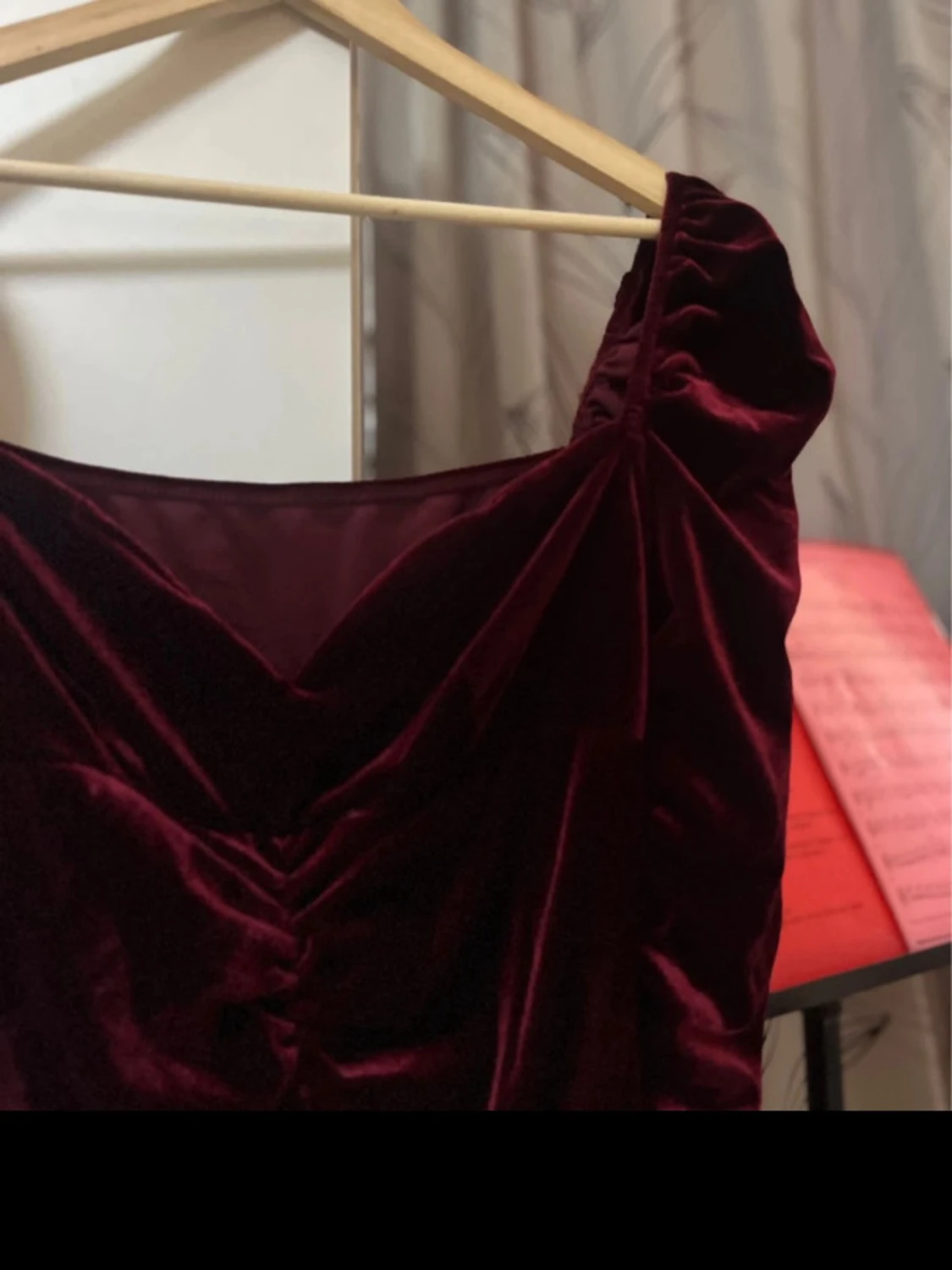Vinröd sammetsklänning med volang - 2