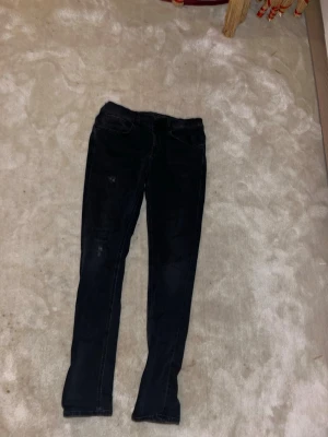 Svarta dondup jeans  - Riktigt snygga dondup jeans med bra passform som är i modellen George. Riktigt fina jeans.  