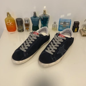 Golden Goose - Säljer par snygga mörkblåa Golden Goose || Storlek 42 ||Medföjer med dustbag,Qr kod och shoebox || Pris kan diskuteras vid snabb affär||