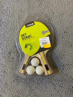 Pingisset STIGA - Säljer ett STIGA Set Sonic pingisset i mycket fint skick. Perfekt för dig som vill spela pingis hemma, i skolan, på fritidsgården eller i sommarstugan. Setet innehåller 2 racket med 3 vita bollar 