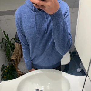 100% Merinoull hoodie  - Tja! Säljer en tvär fet 100% merinoull hoodie. Helt ny, endast testad. Modellen är 180. Hör av dig om du har någon fundering alls!