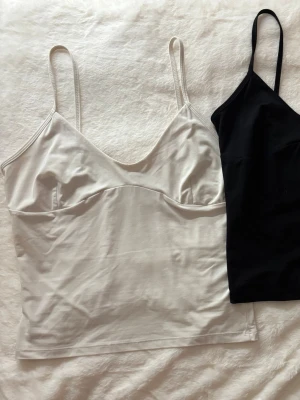 Svart och vit linnetopp med smala band - Två korta linnen från lager 157. Säljer båda ihop för de skrivna priset.