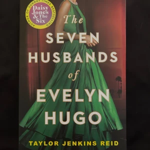 The Seven Husbands of Evelyn Hugo - En gripande roman av Taylor Jenkins Reid om den glamorösa Hollywoodstjärnan Evelyn Hugo och hennes sju äktenskap. Boken utforskar teman som berömmelse, kärlek och hemligheter, och är skriven på engelska. Perfekt för dig som gillar drama och starka karaktärer.
