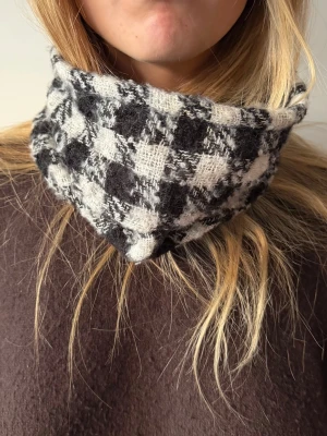 Rutig svartvit halsvärmare/buff - 005