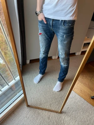 Replay anbass med unika slitningar - Tja! Schyssta Replay jeans!| Modell: Anbass| Mycket gott skick!| Kontakta mig vid frågor och funderingar!| Pris alltid diskuterbart!| //Nils-Köp efter 25-12 skickas tidigast 29/30-12!