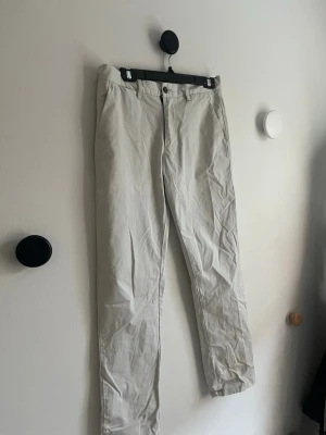 Vita chinos Gant - Vita gant chinos. Storlek 32/32 | skick: 9/10, Inga defekter, inte använda mycket | pris: köptes för runt 800 men säljer för 80🤩🙌  