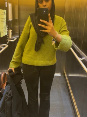 Grön stickad tröja - Säljer en grön stickad tröja med rund hals. Tröjan är köpt för 400 på Gina Tricot och är nu slutsåld.