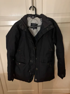 Mörk blå ridjacka från Equipage - Säljer denna super snygga och varma vinterridjacka, passar perfekt när det är kallat ute och har en massa fickor! Köp nu jag postar snabbt! Den är i storlek 164💕💗