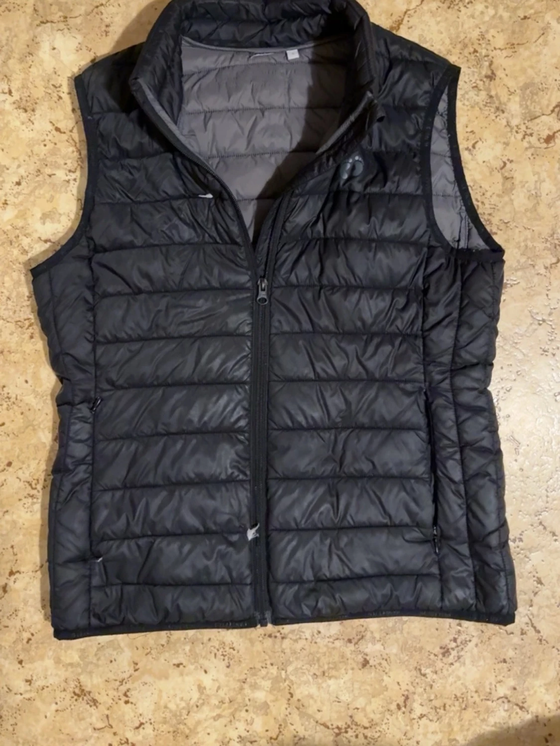 Svart dunväst med dragkedja