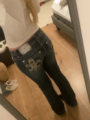 Miss me jeans bootcut  - Hejj! 💗Jag säljer de här lågmidjade miss me jeansen som är bootcut! Jag köpte de av en tjej på plick men de har tyvärr inte kommit till användning! De är i storlek 29 som jag skulle säga motsvarar S då jag brukar ha S i byxor och de passar mig bra. De är i bra skick men den ända nackdelen är att de är lite slitna längst ner på benet (se bild 5) Jag är 164-165 och de går ända ner till hälarna på mig. Skriv om ni har frågor eller vill ha fler bilder💗Midjemått:37cm, Innerbensmått:78cm📏