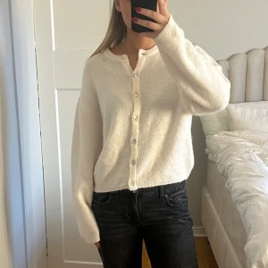 Vit kofta med knappar - Mysig super fin vit kofta med rund hals. 