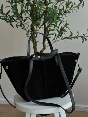 Svart handväska i mocka och skinn - Crafted from premium 100% genuine Italian suede and leather 🇮🇹    - Size: 42/33 x 25 x 6 - Material: Natural suede - Colors: Black - Removable internal pouch with zip
