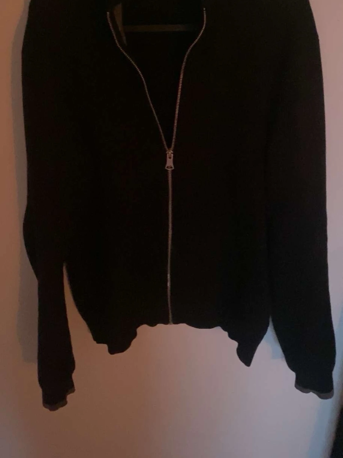 Svart ziptröja med dragkedja - 1