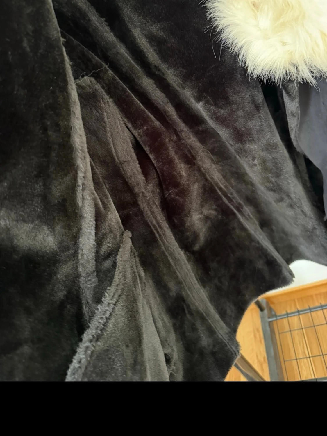 Svart pälsjacka från Guess - 2