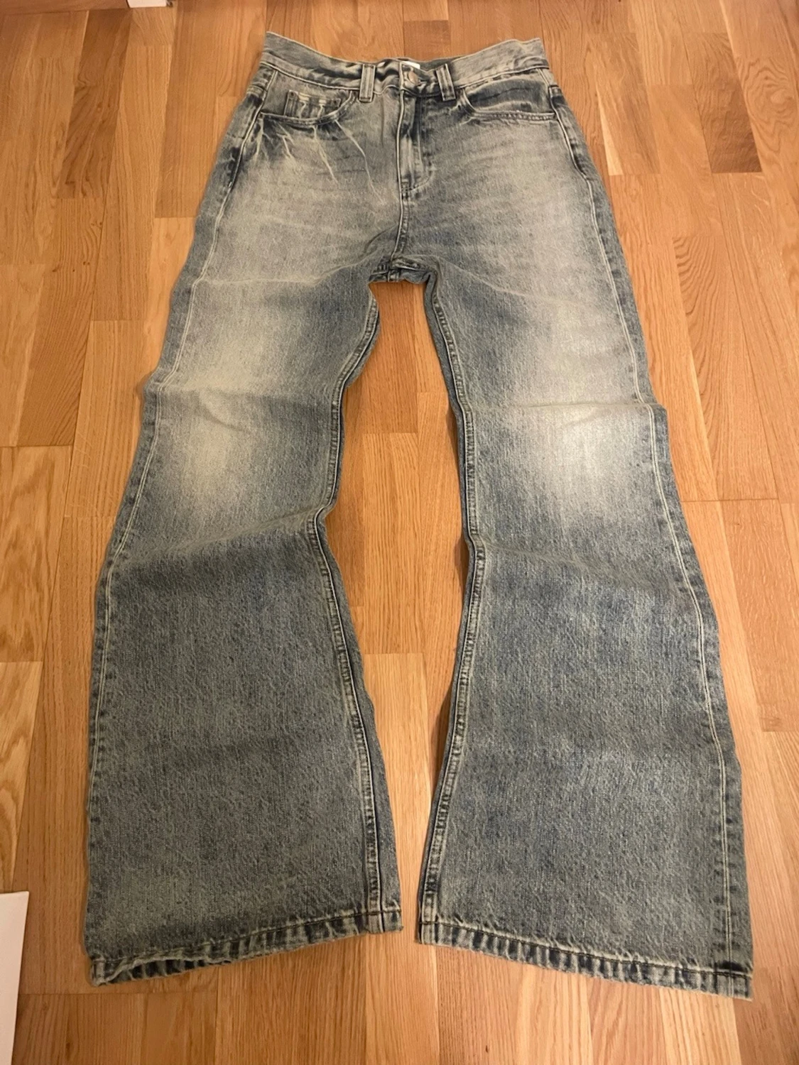 Ljusblåa flared jeans med vintage-look