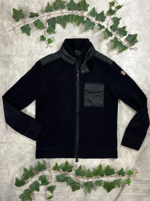 Moncler Maglia Cardigan – Black – Strl S - "|Färg: Svart, ton-i-ton | Modell: Maglia Cardigan Zip, lätt jacka | Storlek: S, normal passform | Skick: Grade A, 9/10 | Hör av dig ifall du har funderingar!"