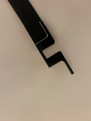 J Lindeberg bälte - : Bälte i skinn från J Lindeberg. Storleken är W28-29 men då jag lagt till ett extra hål kan de även passa upp mot 31. 