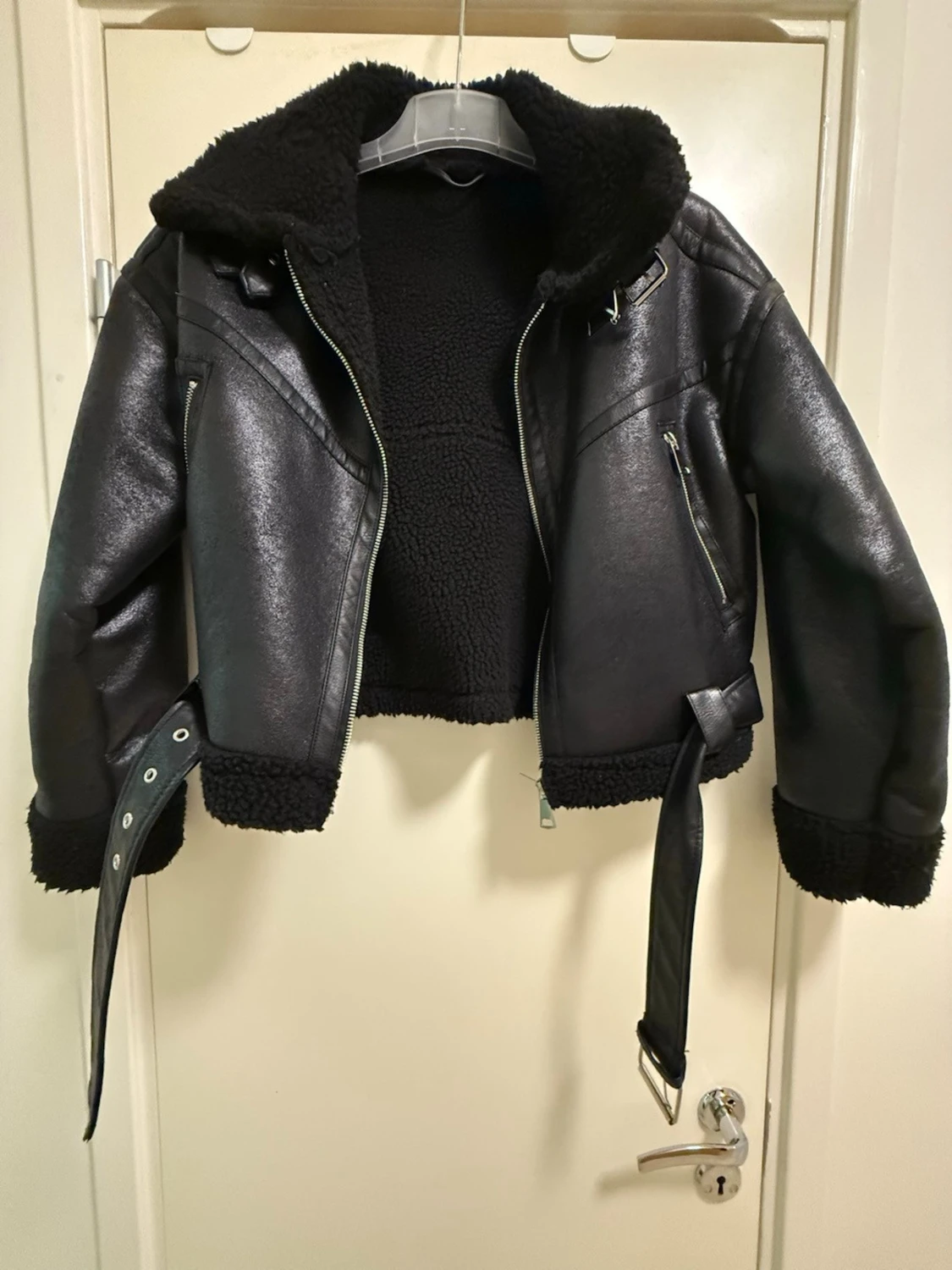 Svart skinnjacka med bälte och foder