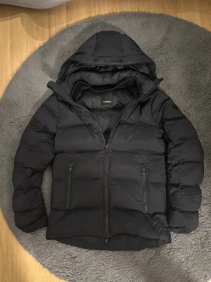 J.Lindberg jacka  - Inprincip helt ny. Storlek XS sitter mer som S. Svart, dunjacka, nypris ca 4000 mitt pris endast 1799. Hör av dig vid minsta lilla fundering!