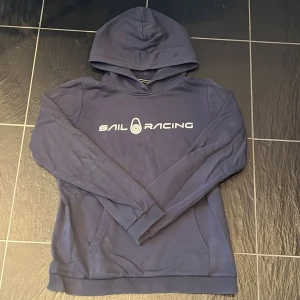 Sail racing hoodie! - En riktigt snygg sail racing hoodie nu till hösten, den är knappt använd och nästan sprillans ny! Ser lite skrynklig och så ut nu men jag tvättar och stryker den direkt innan jag skickar paketet! 
