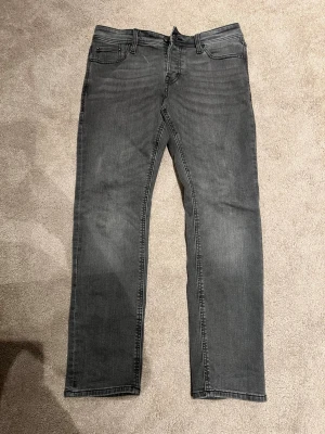 Gråa Jack and Jones jeans - Hej! Jag säljer ett par gråa Jack and Jones jeans för jag har för många jeans just nu. Säljer för 150kr.