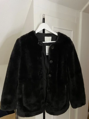 Brun pälsjacka  - Brun pälsjacka ifrån hm som är helt ny men säljes då den är för liten och kan inte returnera längre 🤎