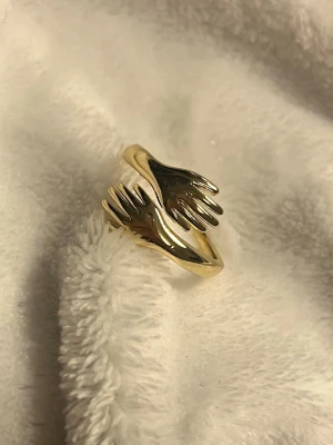 ✨ Guldring – handmotiv ✨ - Superfin guldring med unikt handmotiv som ger ett modernt och lekfullt uttryck ✨ Perfekt statement-ring för dig som vill ha något som sticker ut men ändå känns stilrent.  ✨ Unik design ✨ Lätt att matcha med andra ringar ✨ Passar både vardag och fest  I fint skick 🤍 Skickas snabbt 📦 Skriv om du vill ha fler bilder!