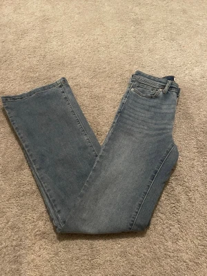 Blå raka jeans från Only - Ett par klassiska blå jeans från Only med rak passform. Jeansen har normal midja och är tillverkade i mjukt denimtyg som ger en avslappnad look. Perfekta för dig som gillar en tidlös stil.