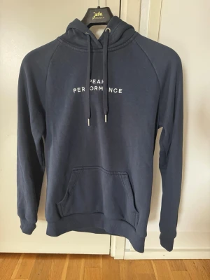 Hoodie Peak Performance stl M - Mörkblå hoodie från Peak Performance, endast använd ett fåtal gånger utan defekter / skador / fläckar.