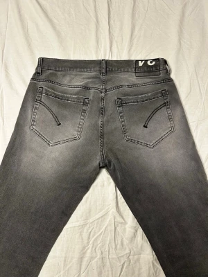 Dondup George  - Säljer ett par gråa dondup George jeans. Storleken W34 L32 men sitter mer som 30-31 i midjan. Modellen på bilderna är 183 o väger ca 70 kg. Skriv vid minsta fundering.