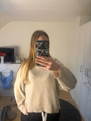 Stickad tröja - Beige stickad tröja. Köpt second hand så vet inte riktigt storlek men skulle gissa på ungefär S! 